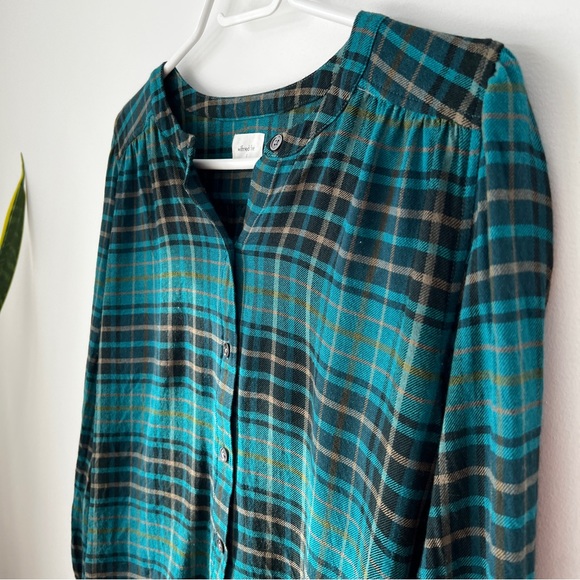 Aritzia button up size small - Picture 2 of 4